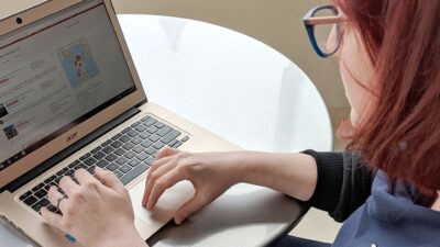 Person searching for review on Yelp using laptop